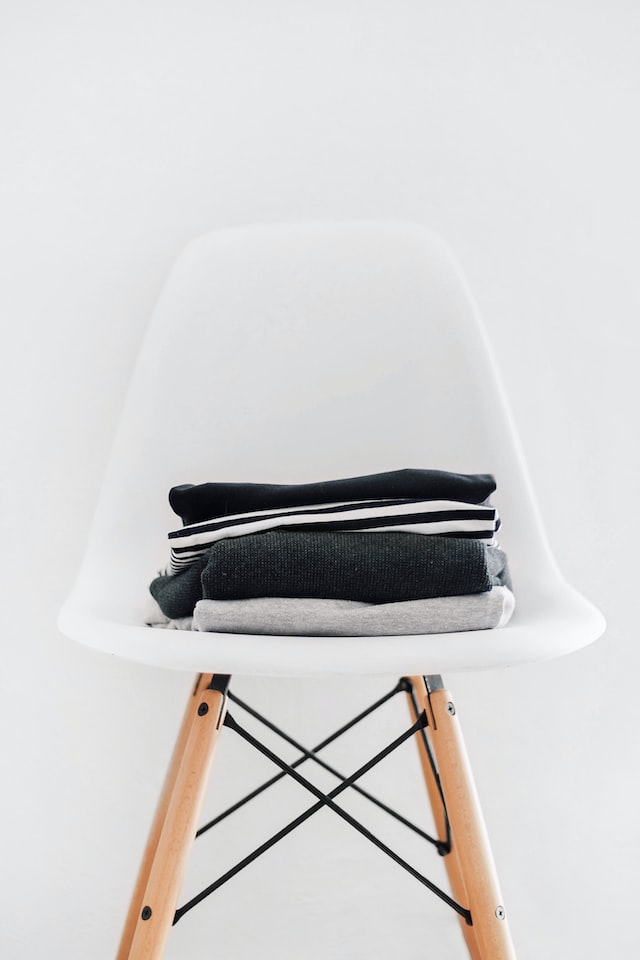 Chaise Charles Eames & vêtements